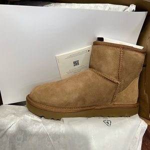 BRAND NEW Brown Size 5 Classic Mini ii UGG boots Perfect condition